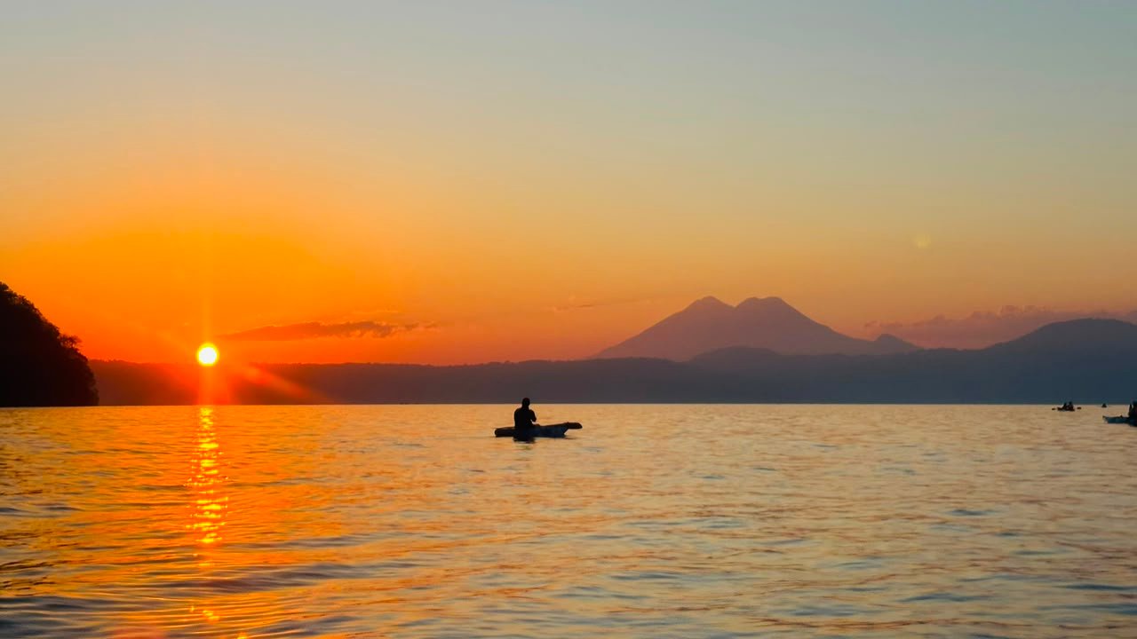 Kayak al Amanecer – Lago de Ilopango